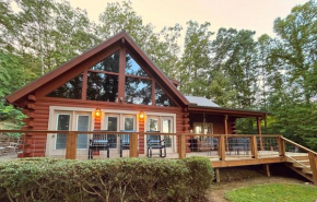 Sophie's Choice ~ Secluded Luxury Log Cabin w/ Hot Tub + Pool Table